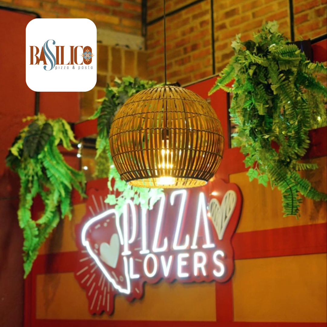 Restaurante con letrero de pizza en neón y lámpara vegetación