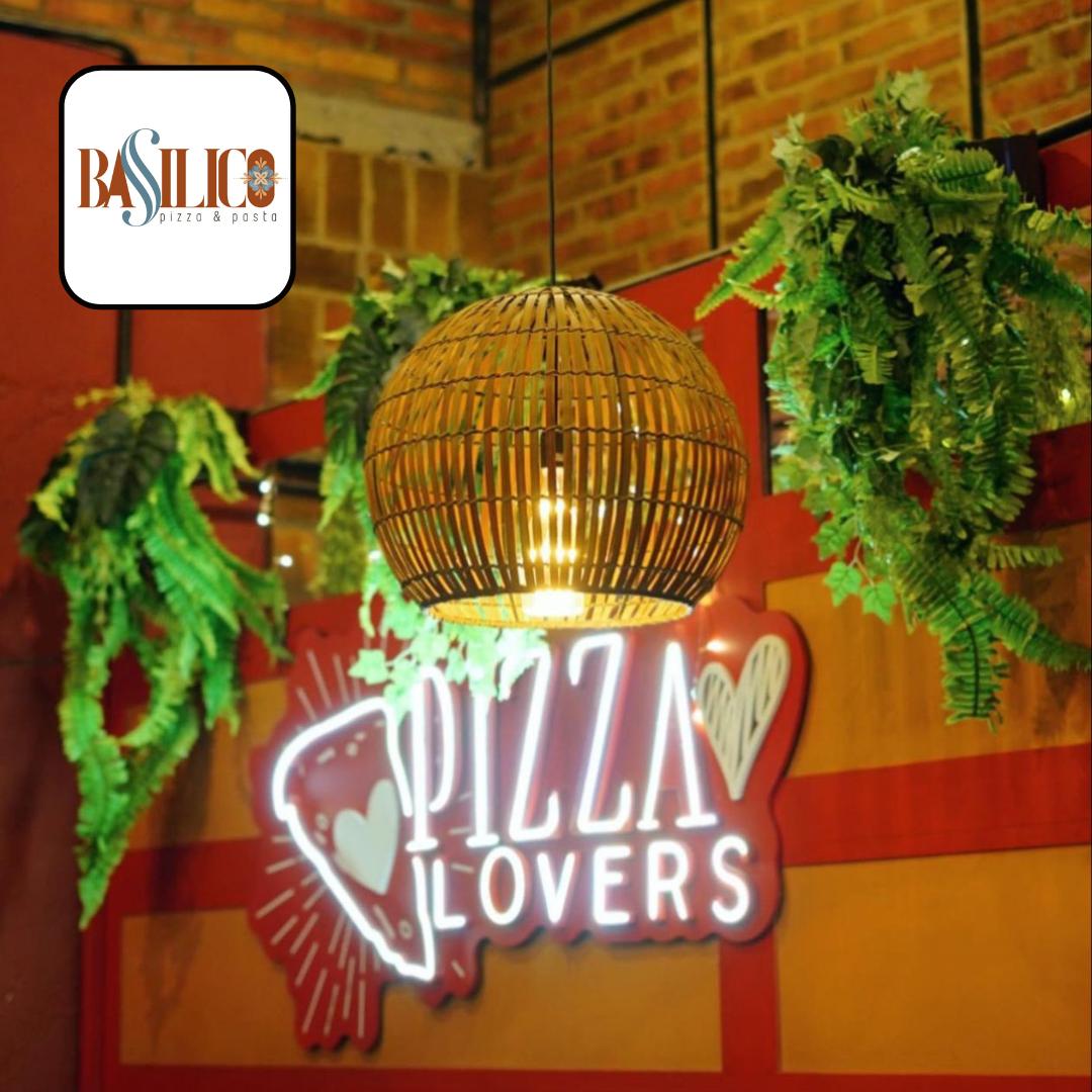 Restaurante con letrero de pizza en neón y lámpara vegetación