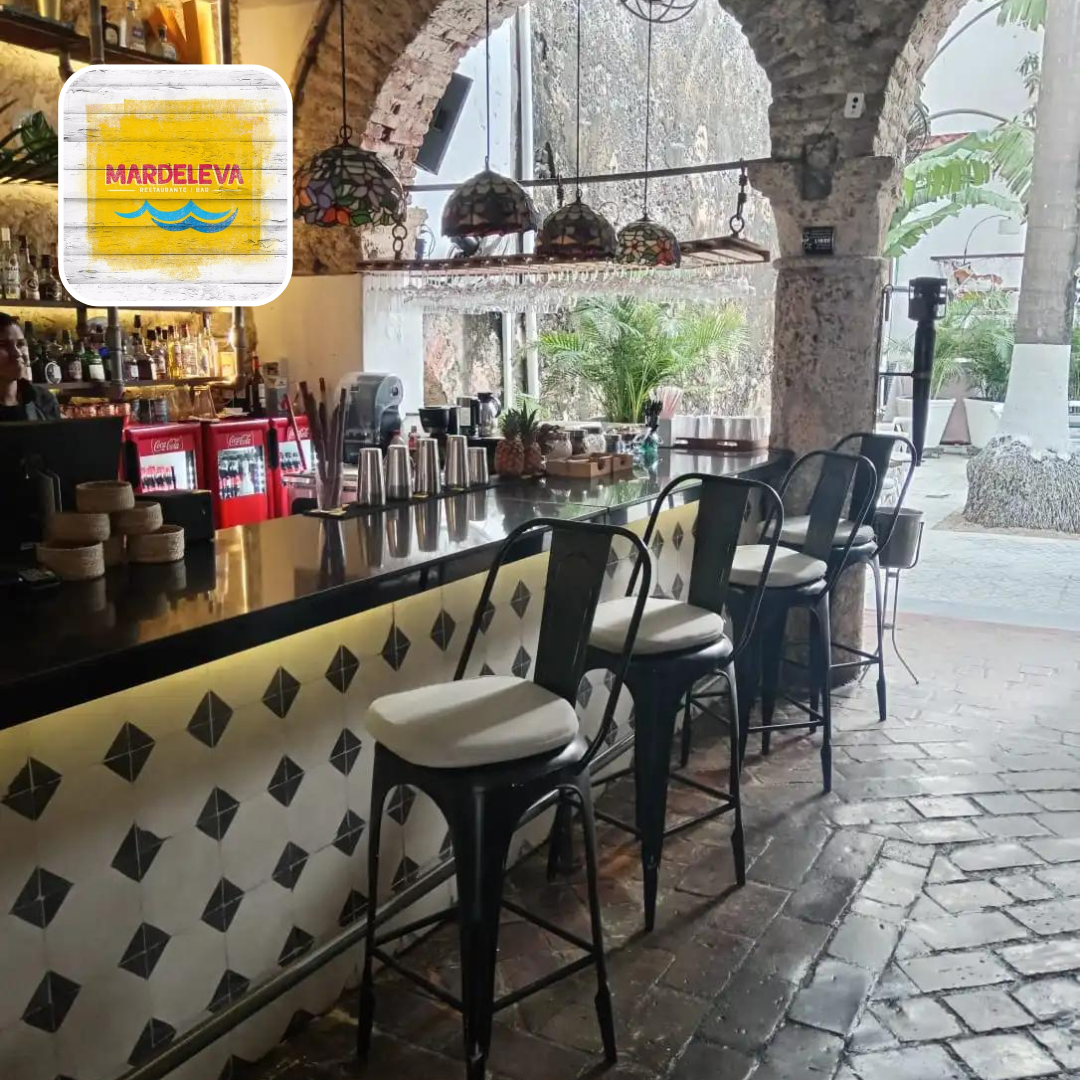 Imagen de restaurante con barra vitrina de licores y sillas