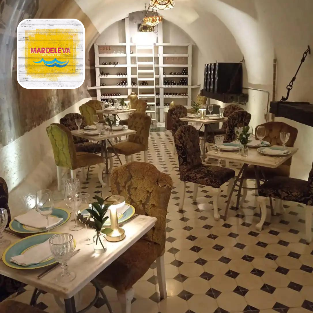 Imagen de restaurante con sillas y mesas cafés platos y cubiertos en las mesas