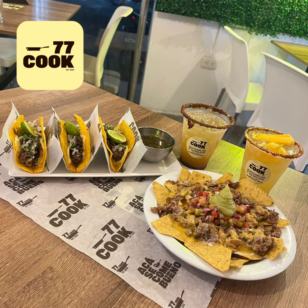 Plato de nachos con tacos y dos bebidas