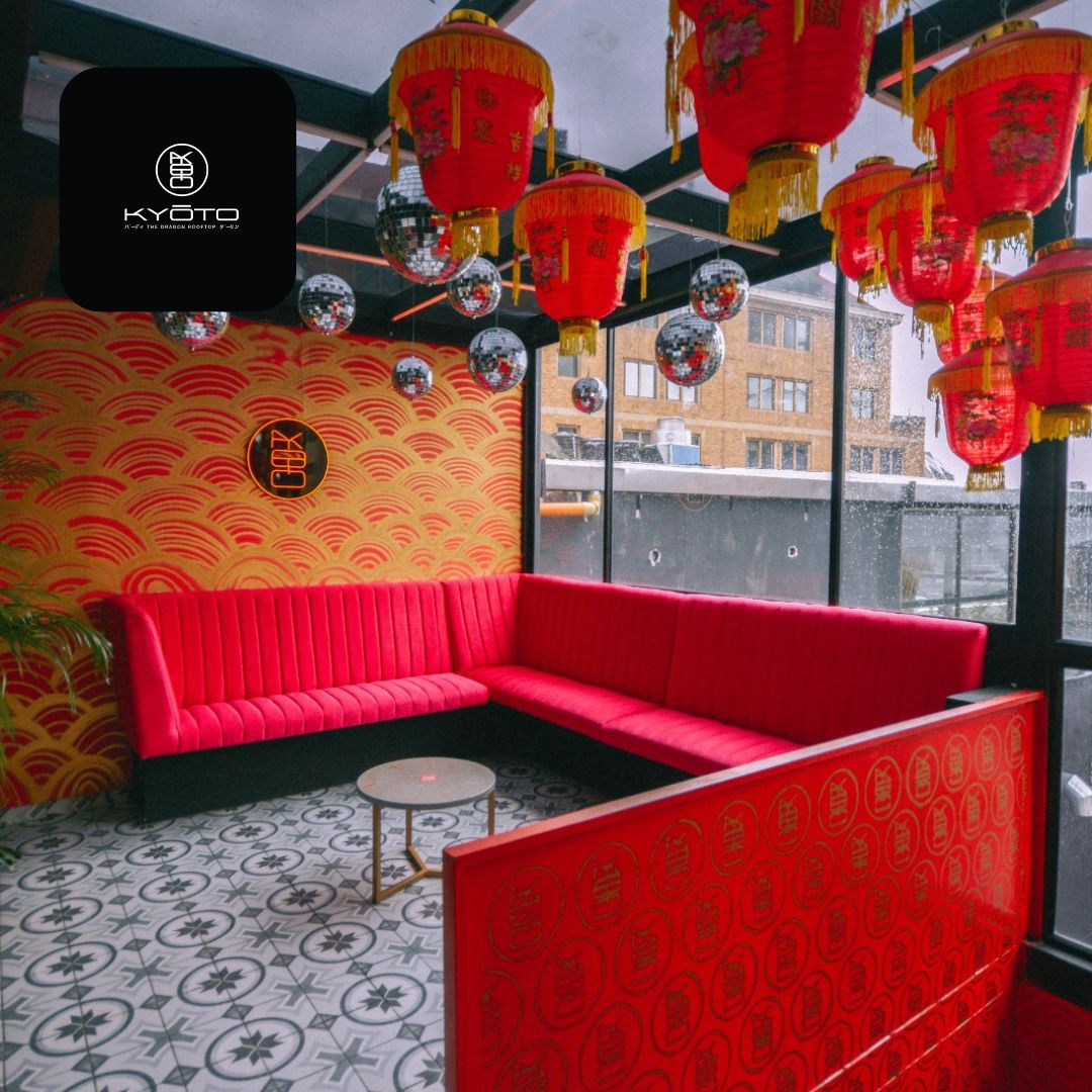 Bar con sillas rojas y mural en la pared bolas de disco y lámparas chinas 